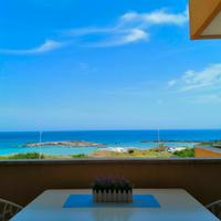 Bilocale fronte spiaggia di sabbia con box auto