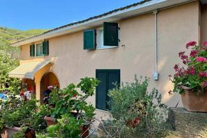 Villa di 245 m² con più di 5 locali e posto auto a