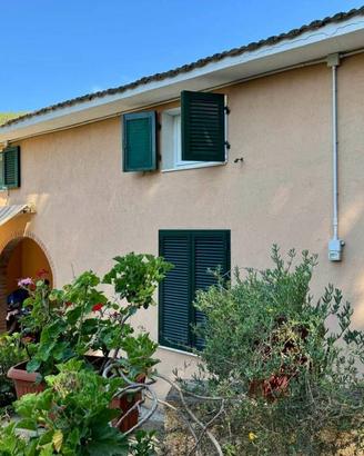 Villa di 245 m² con più di 5 locali e posto auto a
