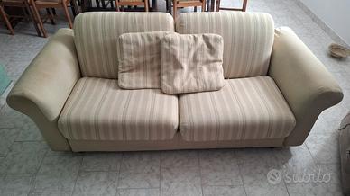 divano letto 2 posti beige  con 2 cuscini 