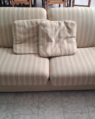 divano letto 2 posti beige  con 2 cuscini 