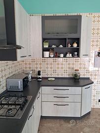 Cucina angolare con elettrodomestici