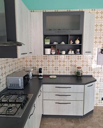 Cucina angolare con elettrodomestici