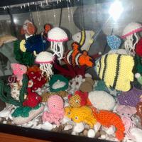 Animali e piante marine fatti ad uncinetto