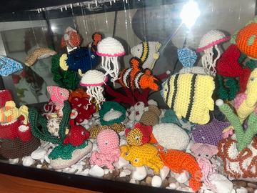 Animali e piante marine fatti ad uncinetto