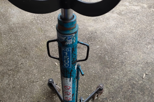 Cric sollevatore idraulico