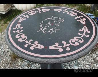 tavoli in pietra lavica decorati a mano 