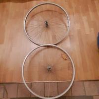 Un cerchio anteriore bici da 26 e uno da 28