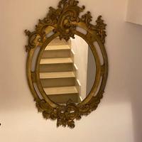 Specchio antico con cornice dorata 