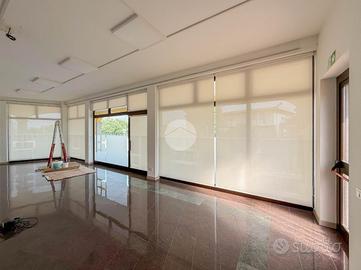 NEGOZIO A CIVIDATE AL PIANO