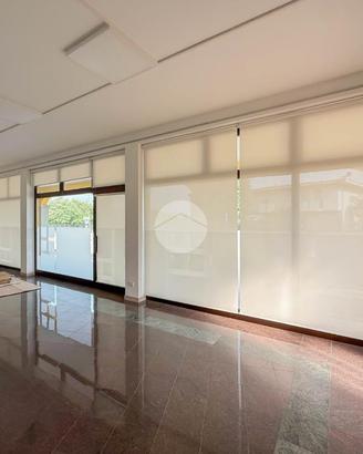 NEGOZIO A CIVIDATE AL PIANO