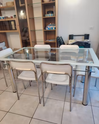 Tavolo in vetro con sei sedie