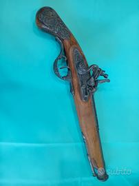 Pistola finta legno e pietra