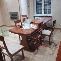 sala da pranzo con tavolo e 6 sedie