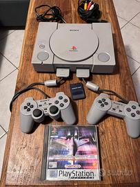 Sony PlayStation 1 PS1 console con un gioco