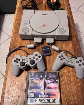 Sony PlayStation 1 PS1 console con un gioco