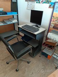 porta PC e sedia girevole con ruote 