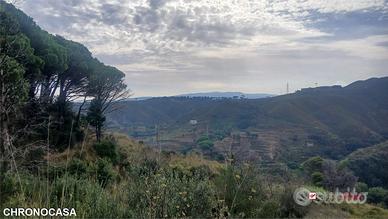 Castanea, terreno con rudere