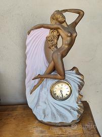 statua donna con orologio vintage