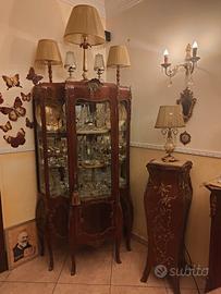 vetrina e colonna antica 