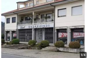 Negozio (doppio) con 6 vetrine