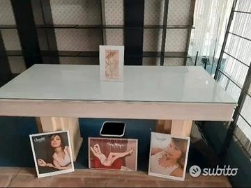 Tavolo bianco con piano di vetro
