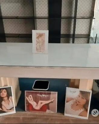 Tavolo bianco con piano di vetro