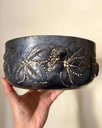Ciotola vintage argentata con uva a rilievo 18cm