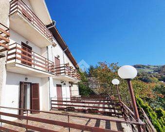 VILLA A SCHIERA A SERRONE
