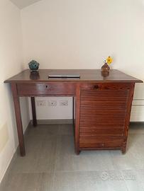 Scrivania vintage in legno massello con serranda