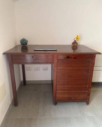 Scrivania vintage in legno massello con serranda
