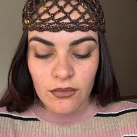 Cappello a rete marrone scuro e oro con paillettes