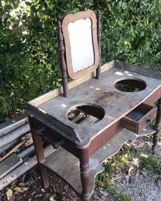 Antico mobile bagno dell’800