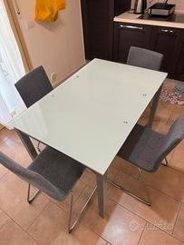 Tavolo in vetro da 4 o da 8 persone