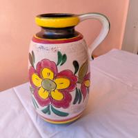 Caraffa decorativa in terracotta.