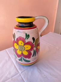 Caraffa decorativa in terracotta.