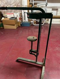 Tappatrice bottiglie con tappi in sughero