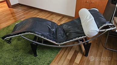 Chaise longue in pelle nera e acciaio