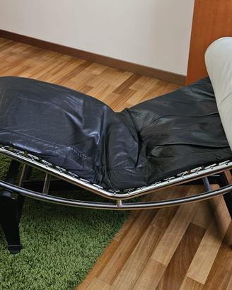 Chaise longue in pelle nera e acciaio