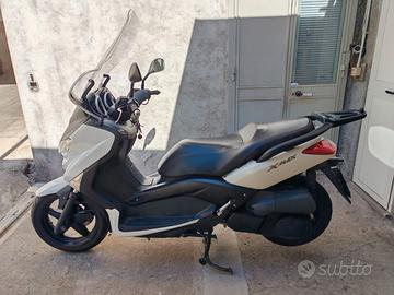 YAMAHA X-MAX 250