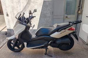 YAMAHA X-MAX 250