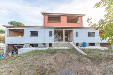 VILLA A SCHIERA A ROMA