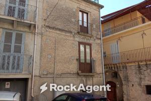 Casa indipendente di 95 m² con 2 locali e box auto
