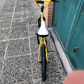bici bmx decathlon colore oro e nero