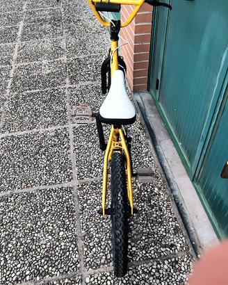bici bmx decathlon colore oro e nero
