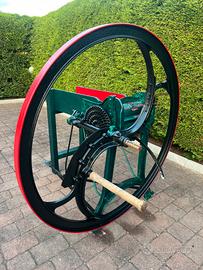 Antica “ Taglia Paglia “ da arredo giardino