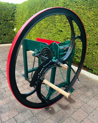 Antica “ Taglia Paglia “ da arredo giardino