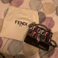 Borsetta Fendi tracolla