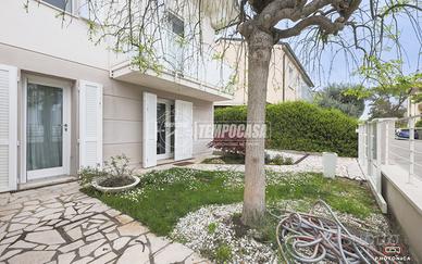 VILLA UNIFAMILIARE DI PREGIO CON GIARDINO PRIVATO!
