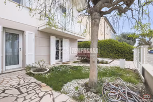 VILLA UNIFAMILIARE DI PREGIO CON GIARDINO PRIVATO!